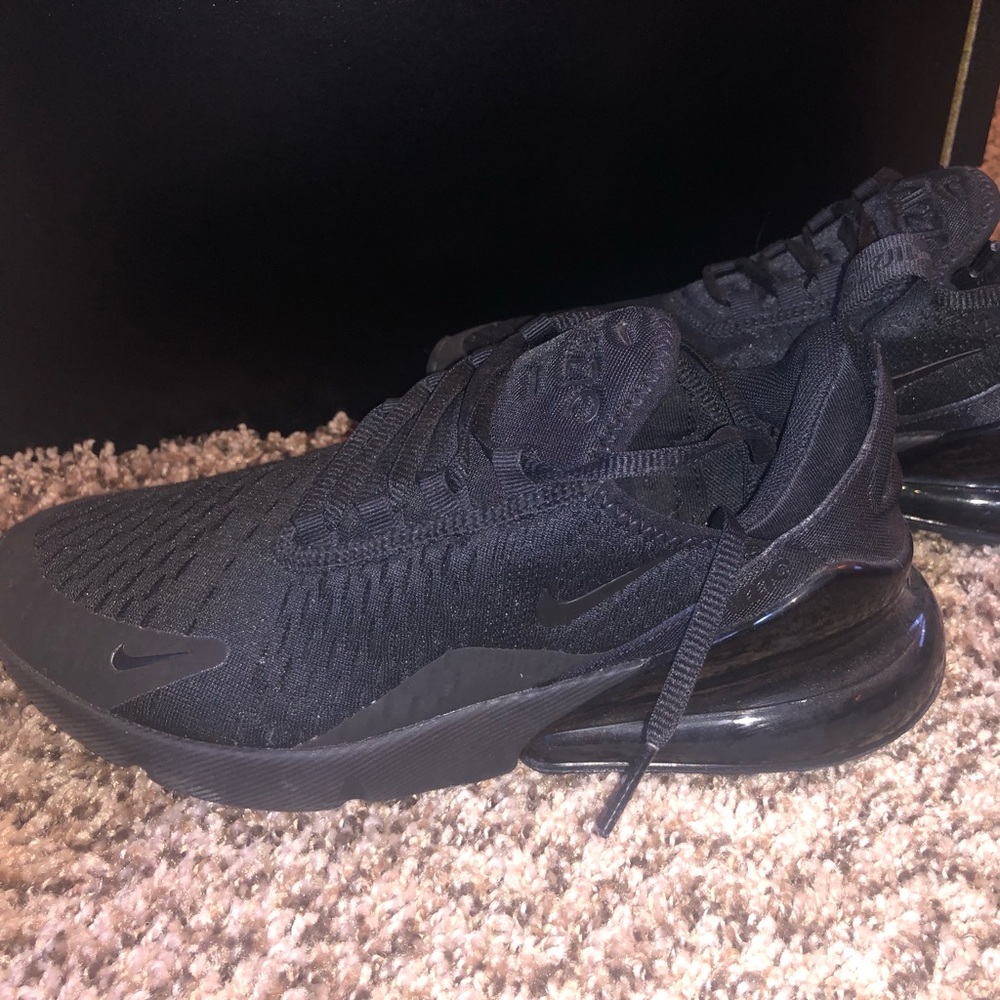 Women’s NIKE Air Max tennis shoes. All black 🖤♠️⚫️ only worn once